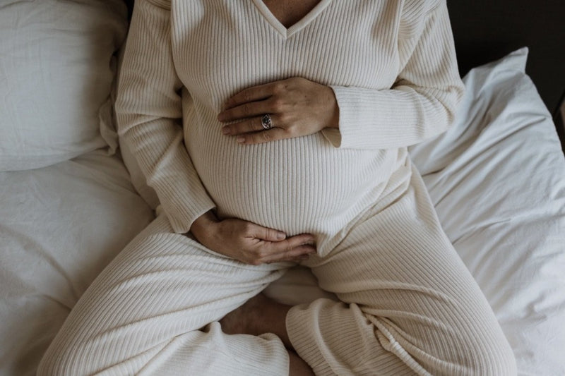 Aurélie, fundadora de la marca Milk Away, lleva l'home wear maternity nursing set'. Adecuado para el embarazo